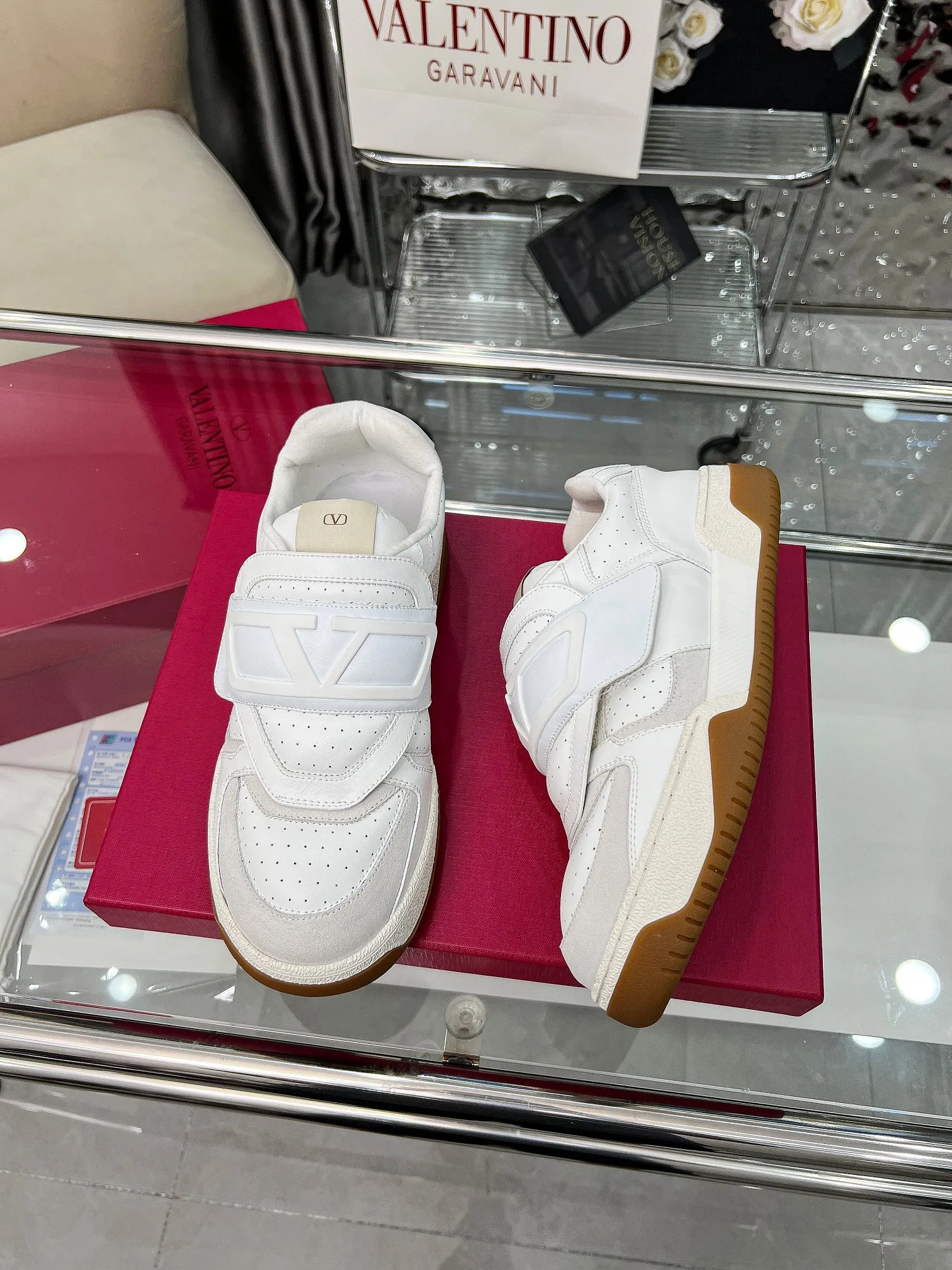 [Valentino] P: 680💰 Couple style, size: women 35-40▪️men 39-44 (customized at 45.46) Valentino 𝑶𝒏𝒆𝑺𝒕𝒖𝒅 Couple sports bread shoe series Valentino 2025 new couple sports shoes are on sale. The original ZP purchase and disassembly. Repeated pattern making and modification. 1:1 restoration! Top luxury masterpiece Velcro design Soft and comfortable imported calfskin brings excellent and elegant texture and excellent foot comfort Top purchasing version upper: imported calfskin surface/original oil edge craftsmanship Lining: water-dyed sheepskin lining Outsole: original development 𝐓𝐏𝐔 two-color combination outsole Packaging: original configuration complete package